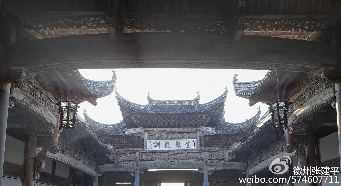 歙县汪口村俞氏宗祠建于清乾隆年间，占地700平米，以细腻的雕刻工艺见长